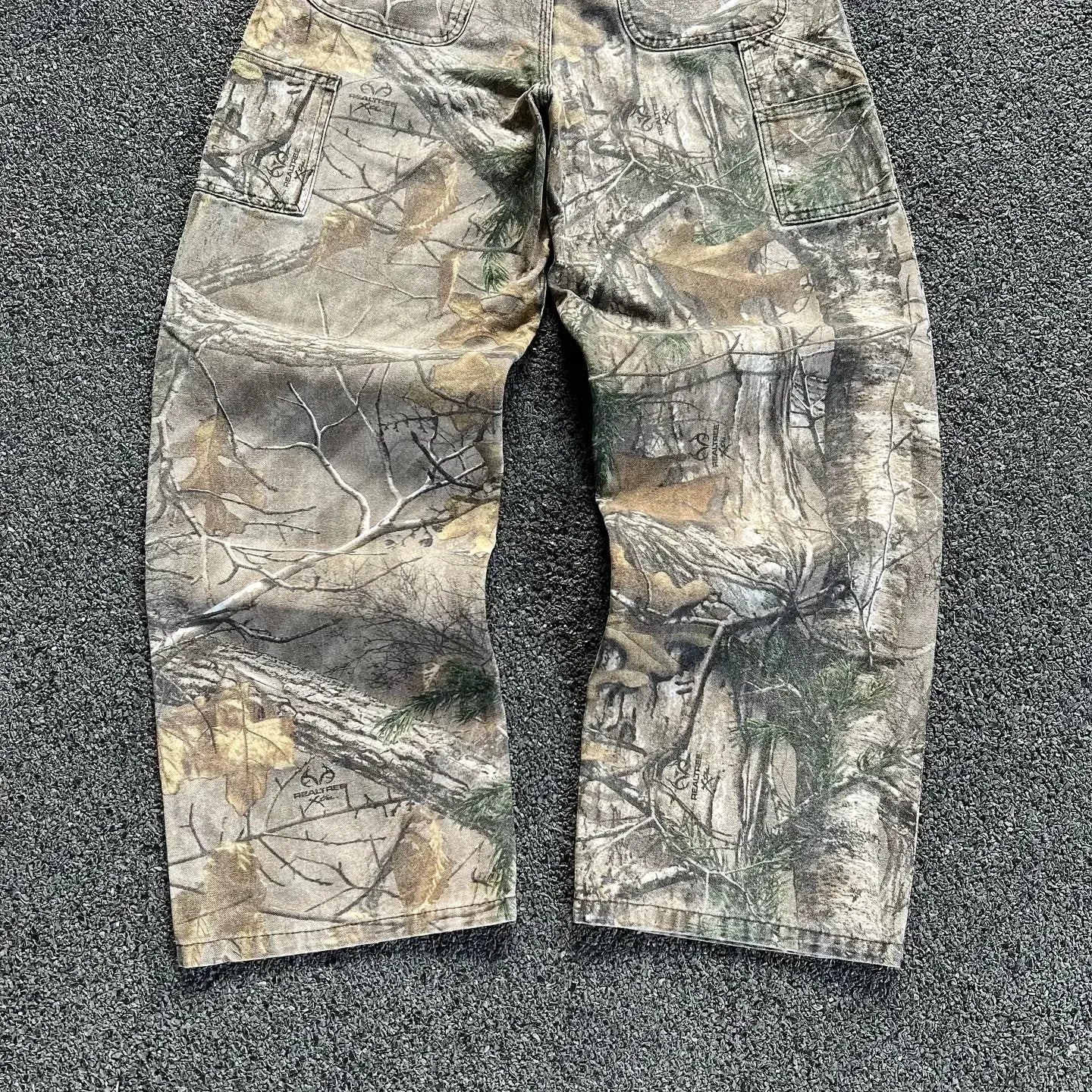 Pantalones cargo con camuflaje: el nuevo fenómeno estadounidense Y2K